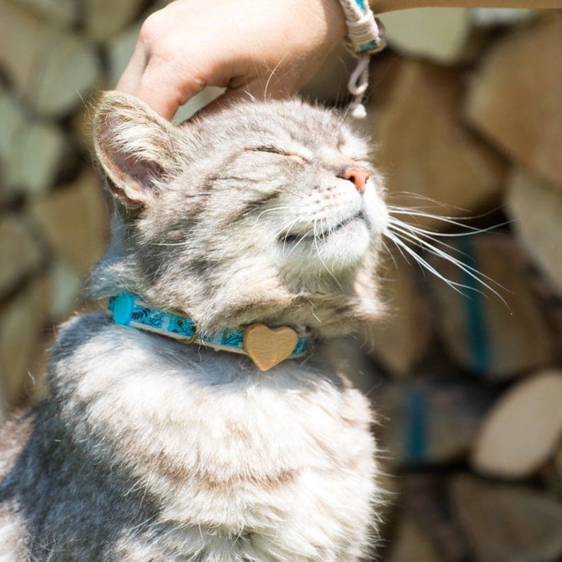 Collier chat en coton et bois Collier chat en coton et bois pour la st valentin