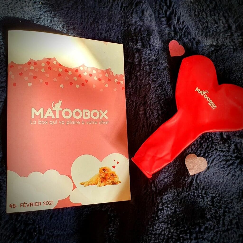 un superbe ballon rouge Matoobox et le Livret Matoobox
