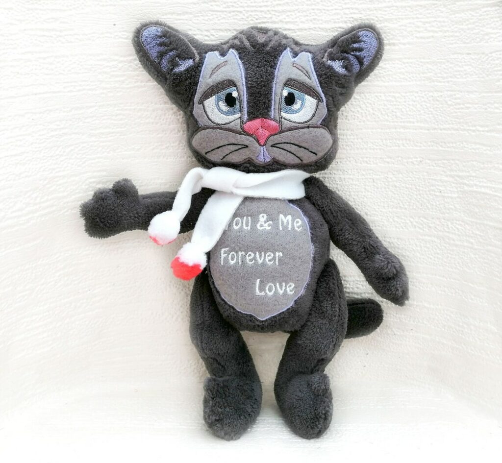 Chat en peluche, Chat gris pour la Saint-Valentin Chat en peluche, Chat gris pour la Saint-Valentin