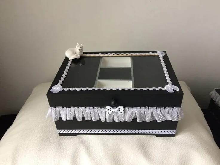 Boîte à bijoux noir et blanc avec chat